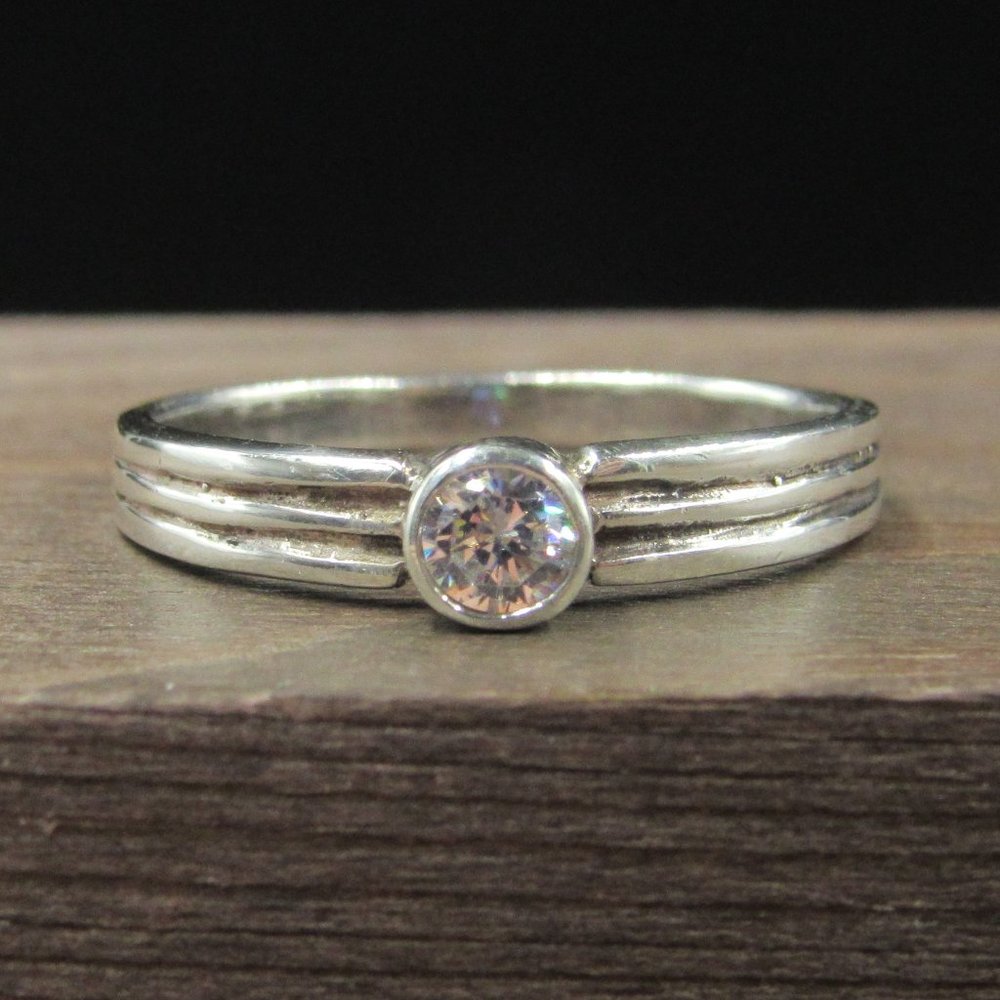 Size 7.5 Sterling Silver Singular Round Cubic Zirconia Band Ring Vintage